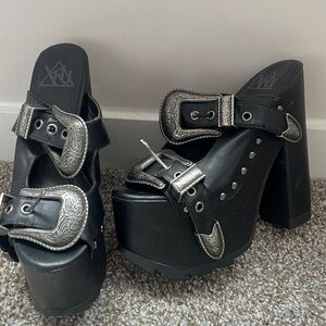 Black ultra platform YRU big buckle peep toed shoes